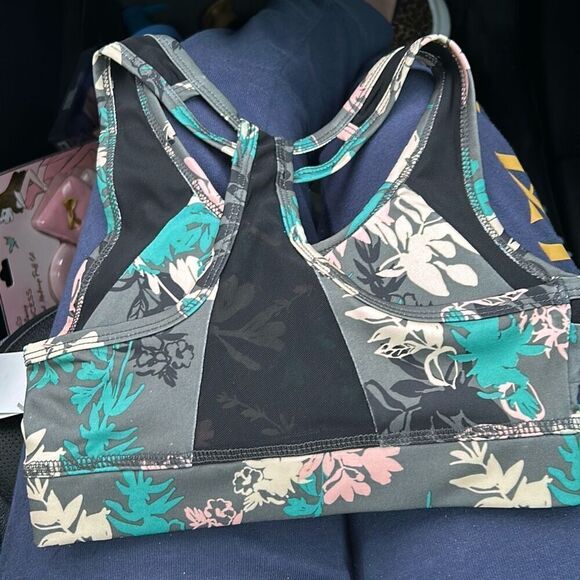 Shadow Sport Multi-Color Sports Bra with Removable Cups. XS. - Picture 9 of 11